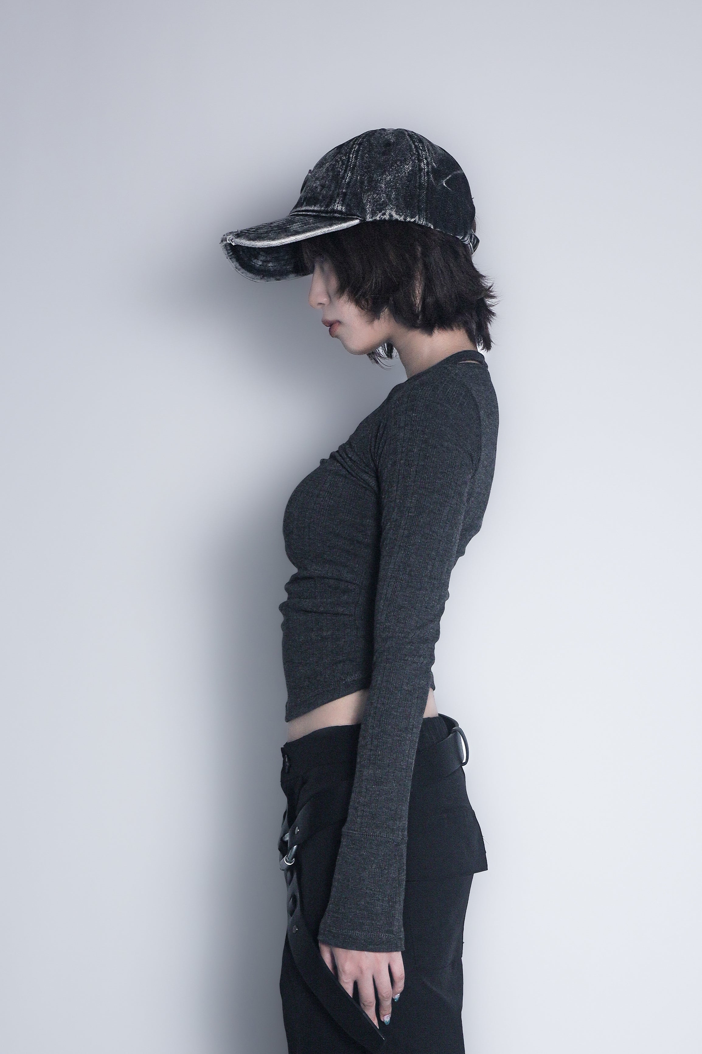 カットアウトトップス