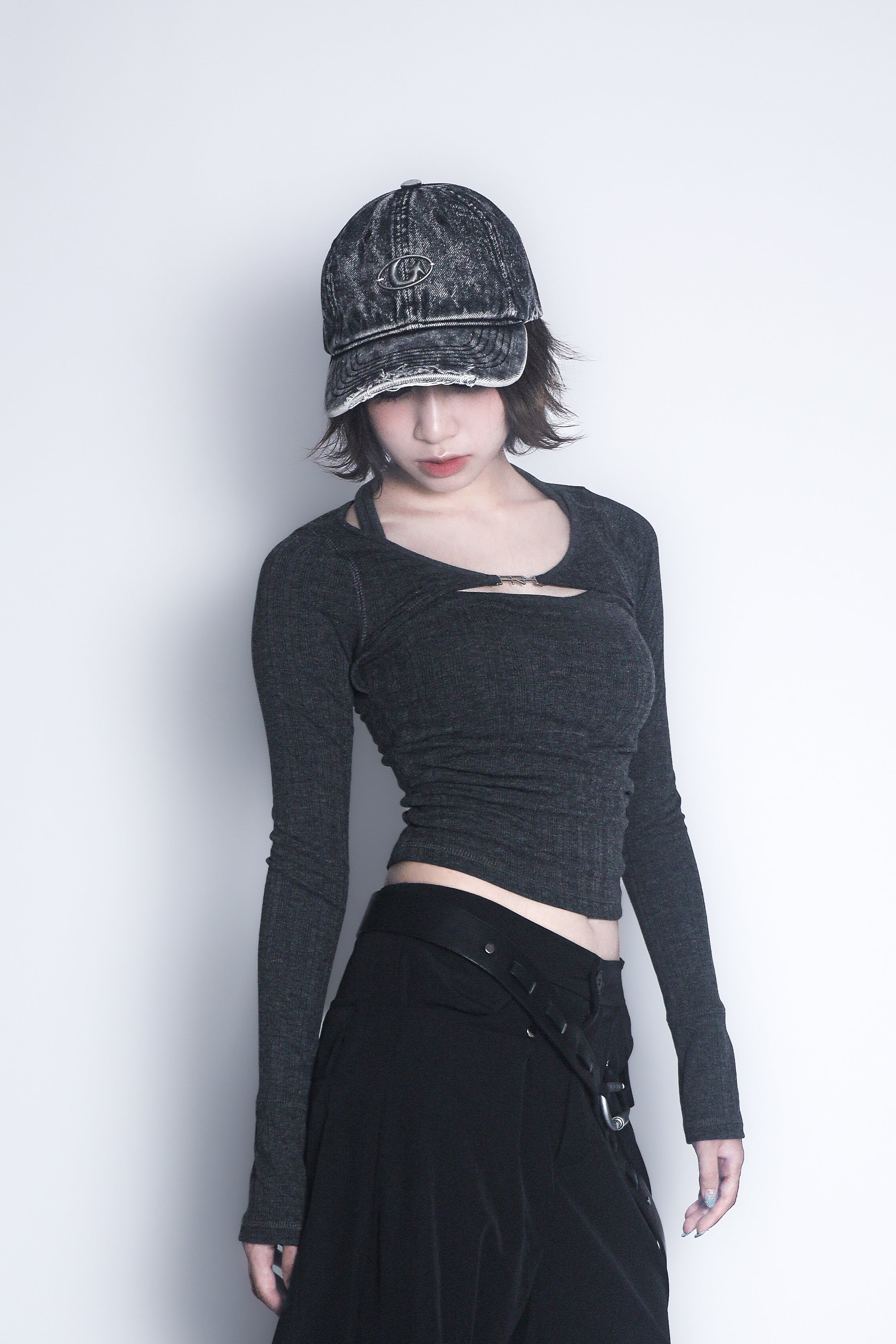 カットアウトトップス