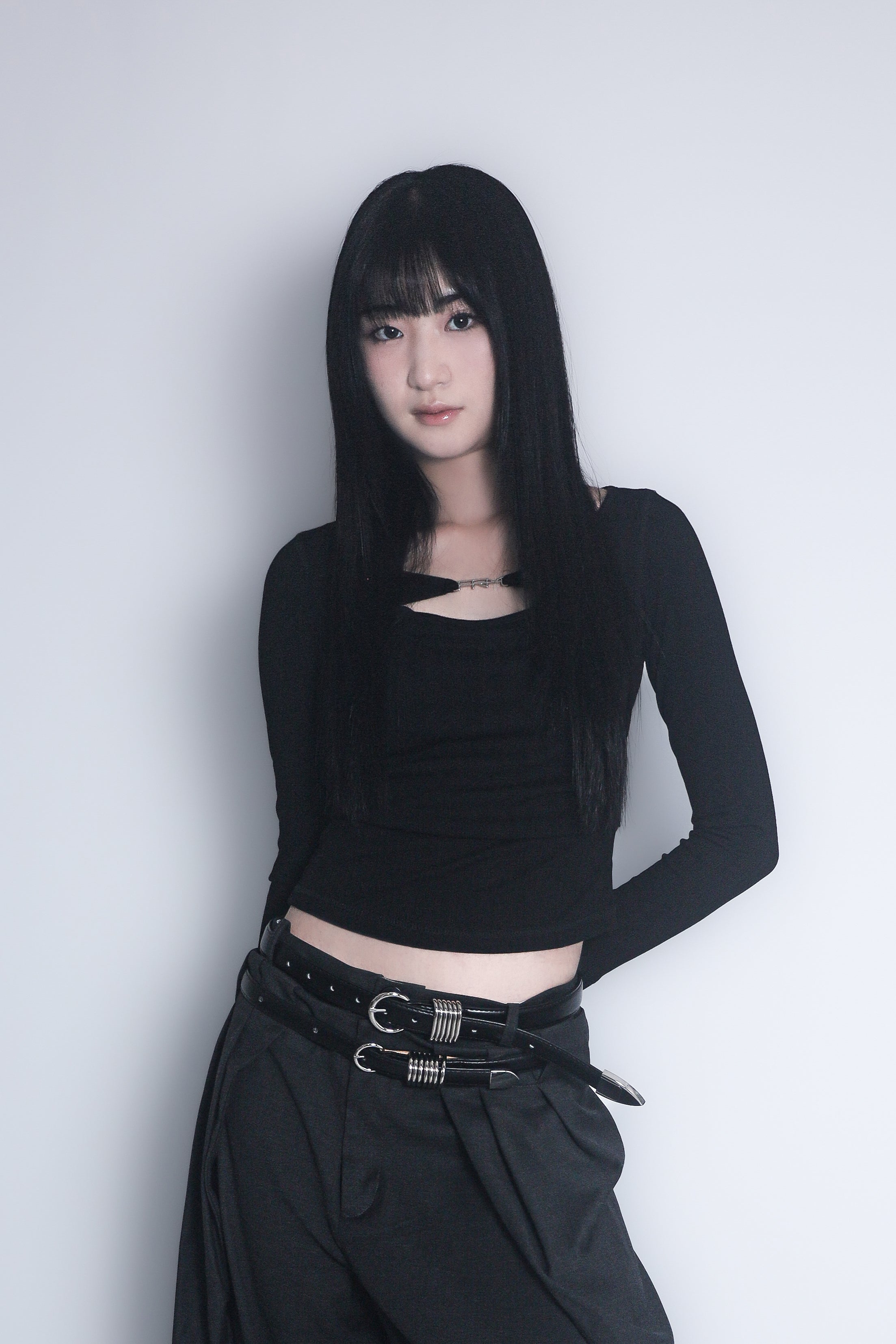 カットアウトトップス