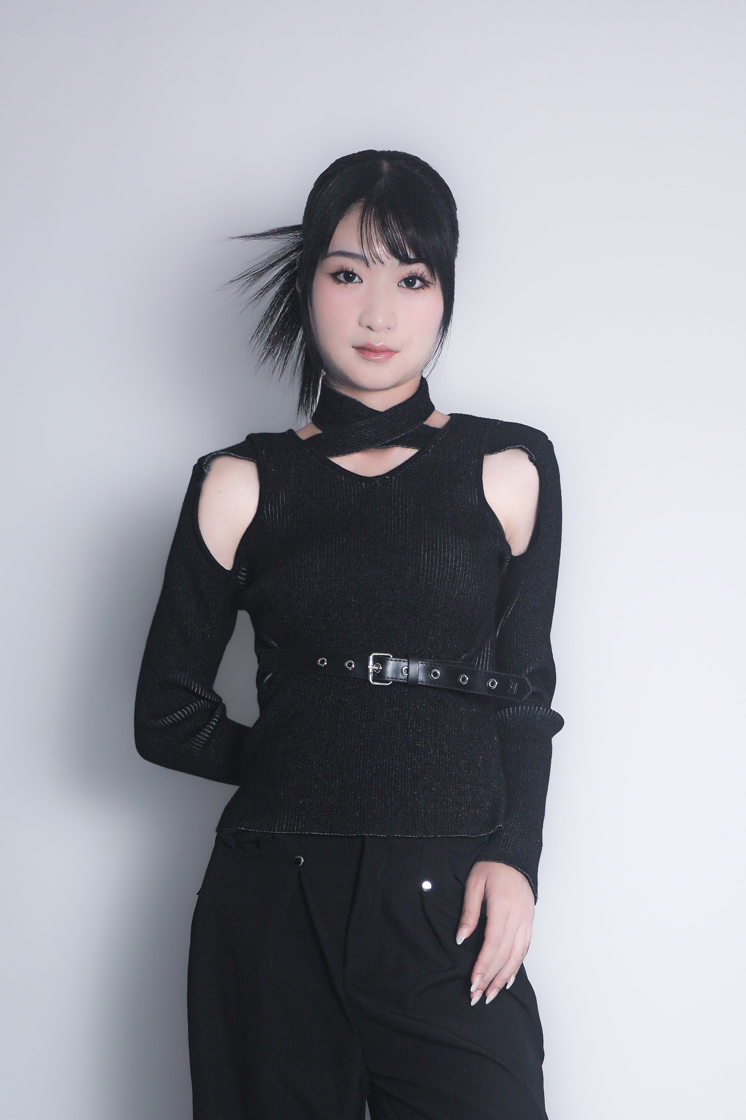 カットアウトニットトップス